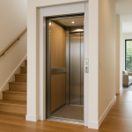 Elevador residencial moderno integrado en una casa con diseño elegante y cabina compacta