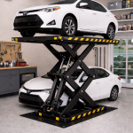 Elevador de estacionamiento residencial compacto y seguro elevando un auto en garaje doméstico ordenado y reducido