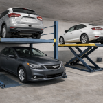 Elevador de plataforma para autos residenciales junto a elevador tipo tijera en garaje compacto con dos vehículos