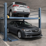 Elevador para autos en garajes pequeños instalado en taller compacto con vehículo elevado y columnas hidráulicas visibles