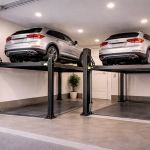 Elevador residencial eléctrico y hidráulico en vivienda moderna mostrando dos sistemas instalados en garaje doméstico