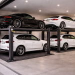 Parking lift hidráulico o eléctrico para vivienda instalado en garaje moderno con dos plataformas elevando autos