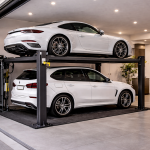 Parking lift para vivienda unifamiliar particular instalado en garaje moderno con plataforma hidráulica y dos autos