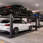 Parking lift residencial para condominios verticales instalado en estacionamiento subterráneo moderno con doble plataforma