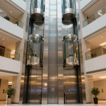 Elevadores en México para movilidad vertical en edificio moderno de varios niveles