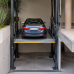 Mejor elevador para autos en desniveles en México con plataforma guiada entre dos niveles de estacionamiento.
