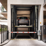 Instalación de elevadores para autos en edificios de México con plataforma, acceso controlado y estructura integrada.