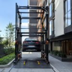 Estacionamiento vertical junto a edificios en México con estructura independiente, acceso alineado y obra controlada.
